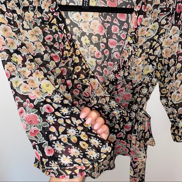 DESIGN LAB Floral Blouse - Picture 3 of 6